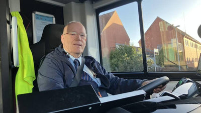 Torben på 82 er buschauffør på fuld tid: Nu bliver han hyldet for sit arbejdsliv